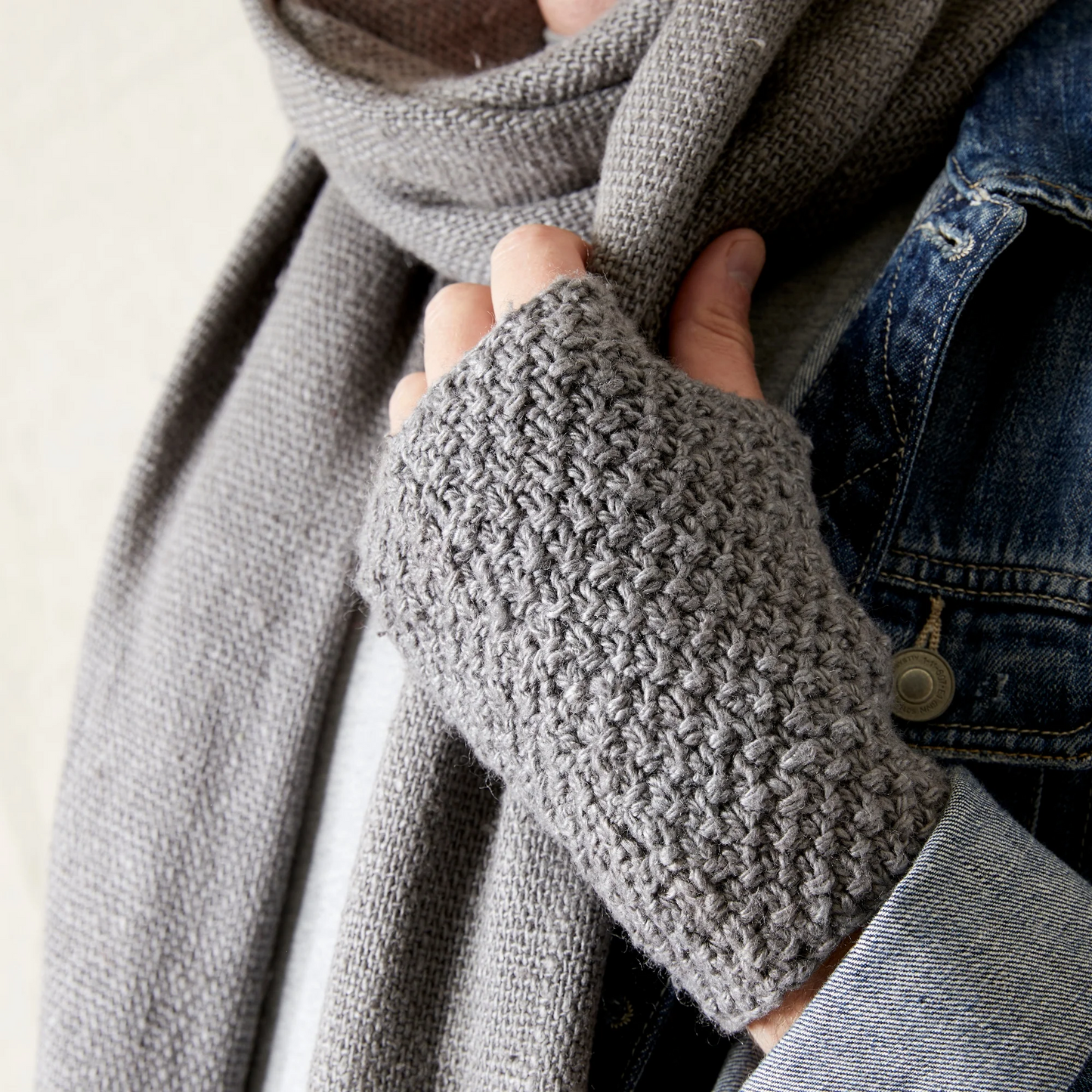 AURA QUE Vegan Banana Wristwarmer Fingerless Gloves