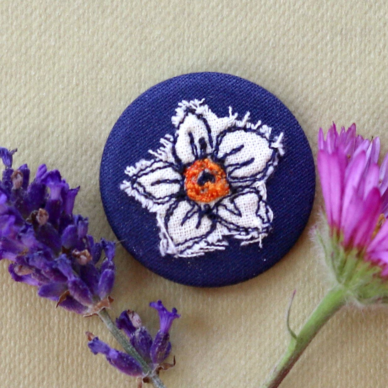 Daffodil pretty badge - by Poppy Treffry