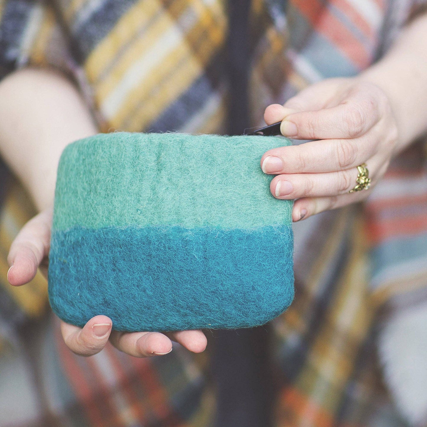 AURA QUE - LILA Two Tone Felt Purse