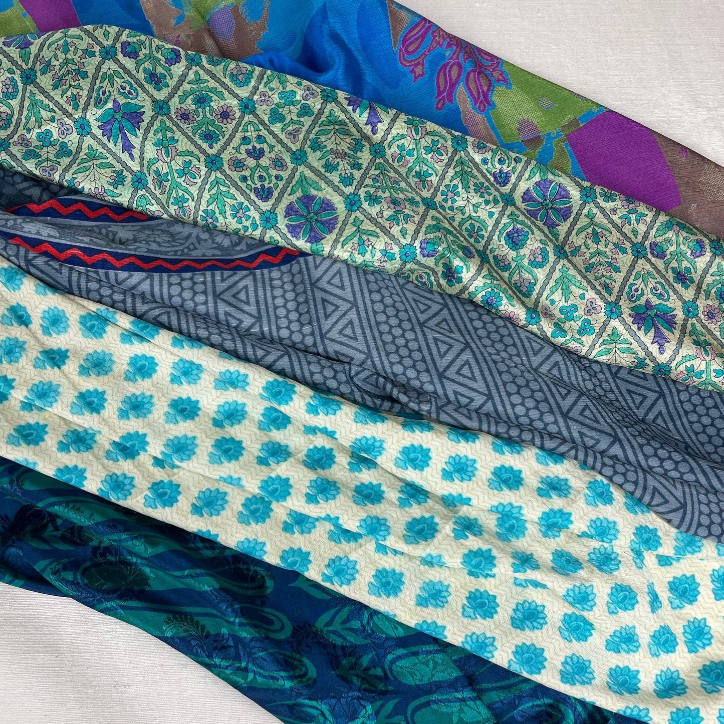 AURA QUE - MOHINI Recycled Sari Fabric Scarf Square 55cm