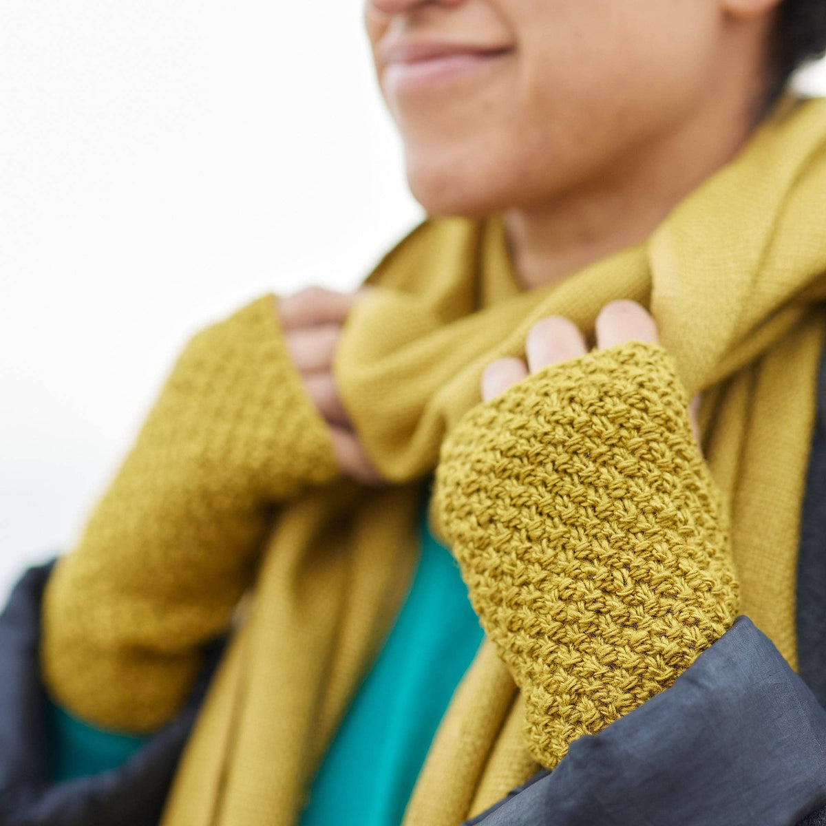 AURA QUE - VARGA Unisex Banana Yarn Wristwarmers