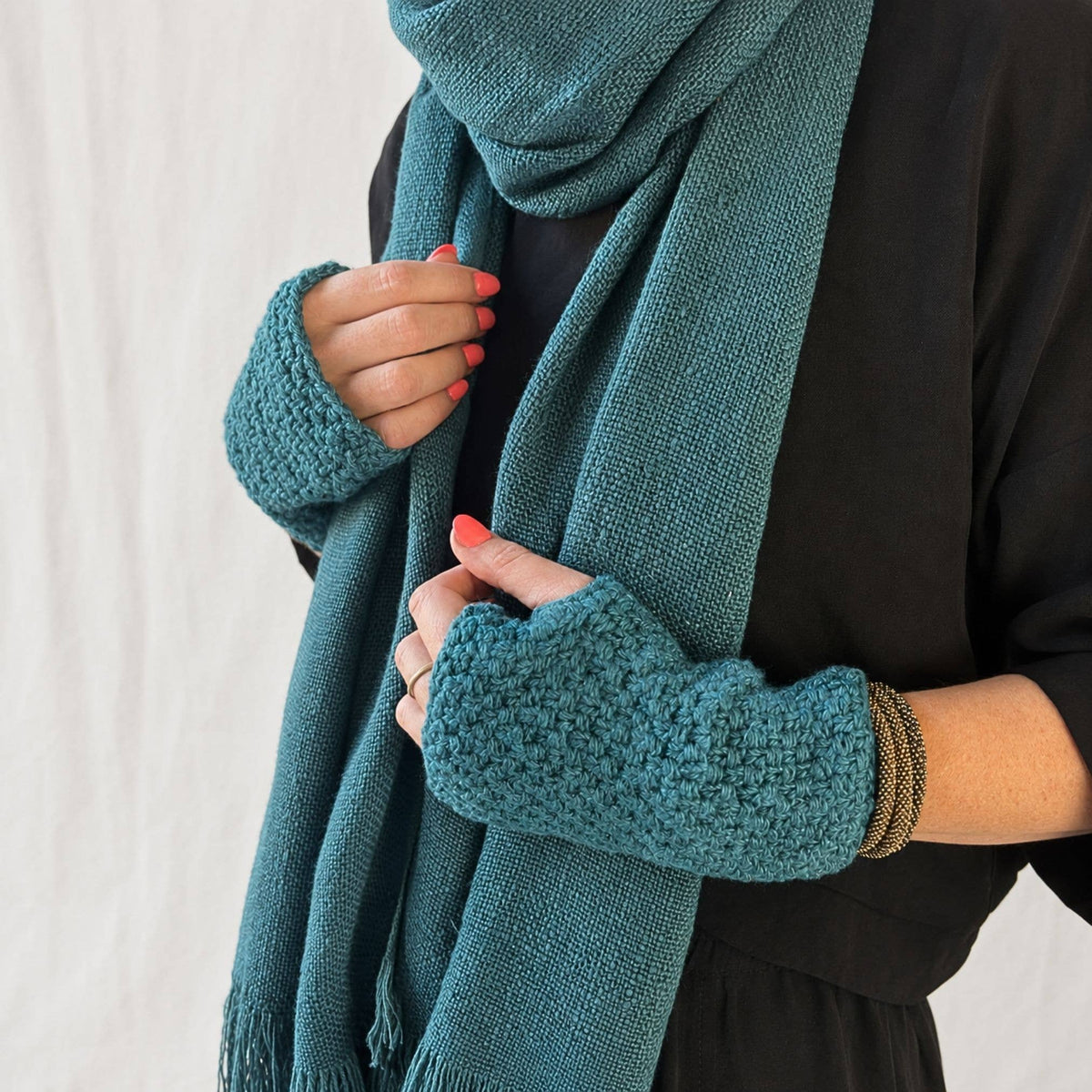 AURA QUE - VARGA Unisex Banana Yarn Wristwarmers